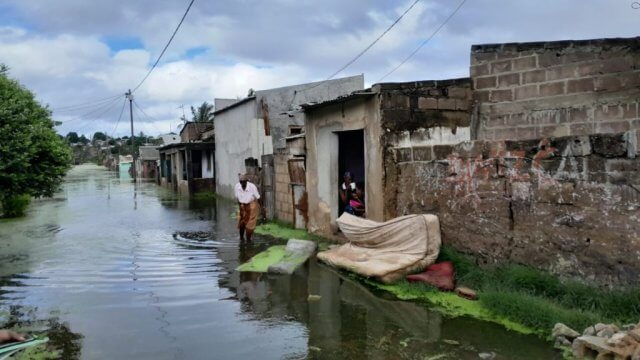 Vítimas das cheias em Gaza abandonam abrigos e colocam vidas em risco