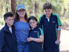 Adolescente nada quatro horas e salva família à deriva no mar australiano