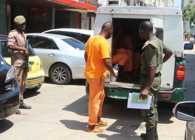 Pulseiras eletrônicas entram em teste em Moçambique para reduzir superlotação