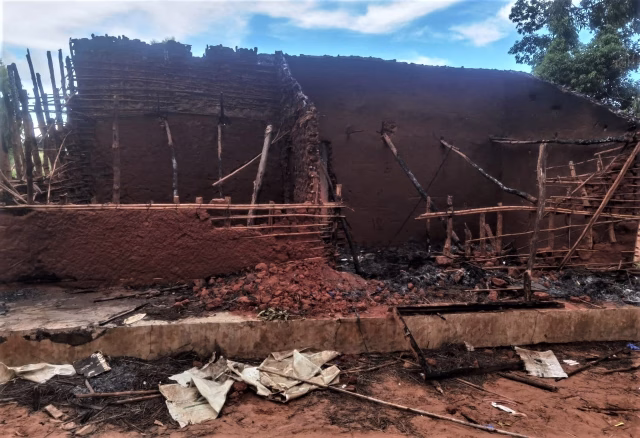 Incêndio suspeito atinge casas de líderes comunitários em Nampula