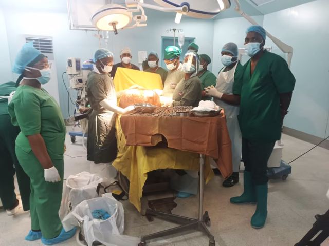 Cirurgia remove quisto de 20 kg de ovário de adolescente