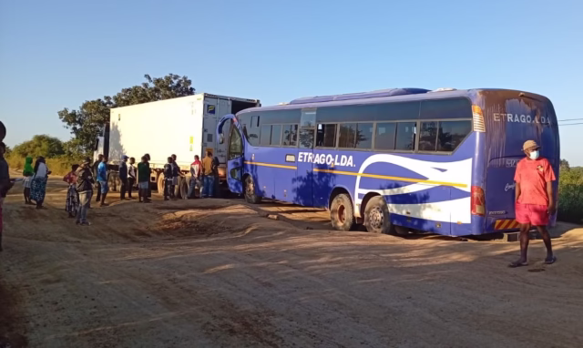 Autocarro encalha em cratera e deixa 70 passageiros em apuros