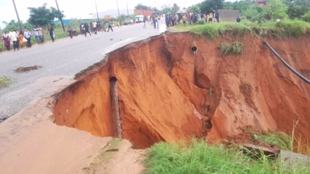 Cratera bloqueia trânsito na N1 em Pemba