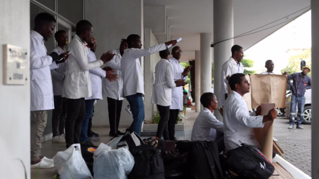 MISAU reconhece atrasos e promete pagar subsídios aos médicos estagiários