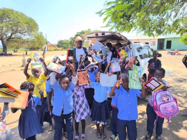 Músico Arnaldo Manhice doa material escolar a alunos de Maputo