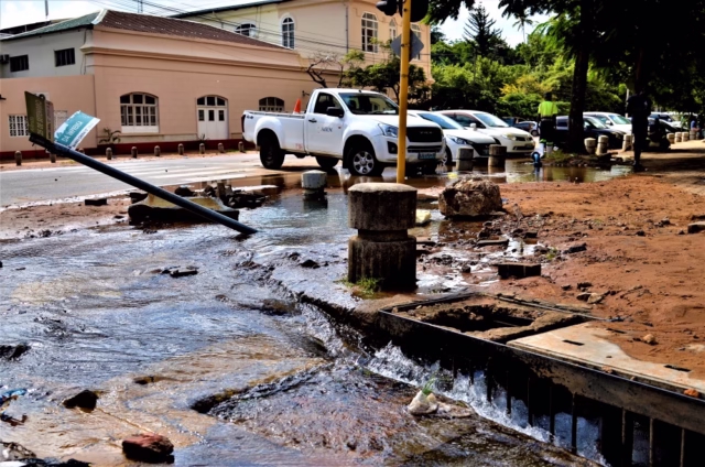 Romper de conduta de água causa inundação em Maputo