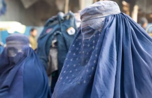 Talibãs detêm mulheres no Afeganistão por violações de vestuário
