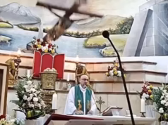 Padre morre após ser atingido por cruz durante missa ao vivo no Equador
