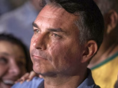 Flávio Bolsonaro intimado a entregar passaportes devido a suposto risco de fuga