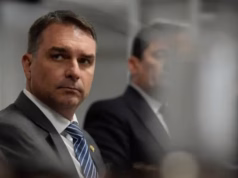 Brasil: Flávio Bolsonaro viaja para os EUA via Argentina após derrota eleitoral