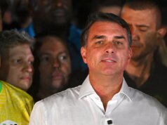 Flávio ignora segurança e recebe apoio de Milei e Trump