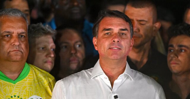 Flávio ignora segurança e recebe apoio de Milei e Trump