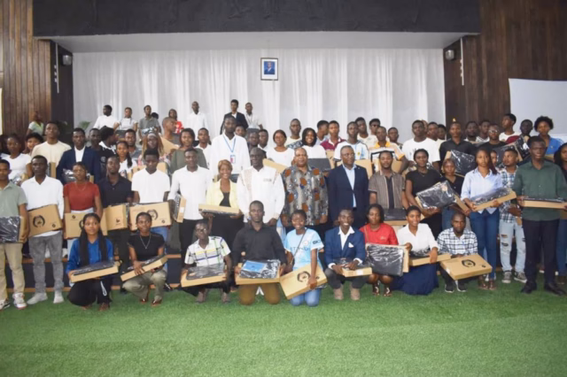 Governo de Sofala entrega laptops a estudantes universitários